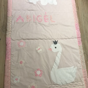 Baba takaró hattyúval rózsaszín, patchwork takaró, falvédőnek is alk. - otthon & életmód - lakástextil - ágytakaró - Meska.hu