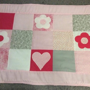 Patchwork falvédő, takaró pink-fehér kisvirággal-szívecskével mintával - otthon & életmód - babaszoba, gyerekszoba - falvédő gyerekszobába - Meska.hu