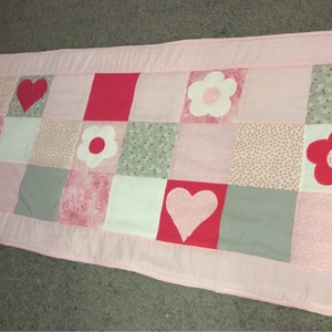 Patchwork falvédő, takaró pink-fehér kisvirággal-szívecskével mintával - otthon & életmód - babaszoba, gyerekszoba - falvédő gyerekszobába - Meska.hu