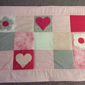Patchwork falvédő, takaró pink-fehér kisvirággal-szívecskével mintával - otthon & életmód - babaszoba, gyerekszoba - falvédő gyerekszobába - Meska.hu