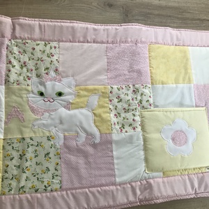  Rózsaszín-sárga patchwork, falvédő,  cica-virág motívummal - otthon & életmód - babaszoba, gyerekszoba - babatakaró, gyerek pléd - Meska.hu