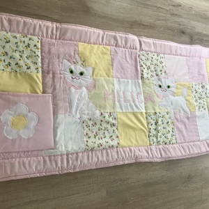 Rózsaszín-sárga patchwork, falvédő,  cica-virág motívummal - otthon & életmód - babaszoba, gyerekszoba - babatakaró, gyerek pléd - Meska.hu