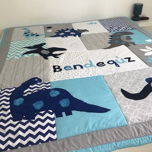 Dinós patchwork falvédő, takaró türkiz - otthon & életmód - babaszoba, gyerekszoba - falvédő gyerekszobába - Meska.hu