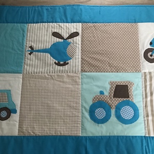 Járműves patchwork falvédő, takaró járművekkel kék - otthon & életmód - babaszoba, gyerekszoba - falvédő gyerekszobába - Meska.hu