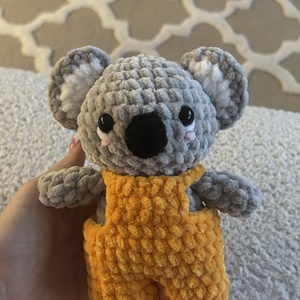 Horgolt koala kantáros nadrágban, Játék & Sport, Plüssállat & Játékfigura, Más figura, Horgolás, Varrás, MESKA