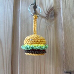 Horgolt hamburger kulcstartó - Meska.hu