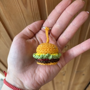 Horgolt hamburger kulcstartó - táska & tok - kulcstartó & táskadísz - kulcstartó - Meska.hu