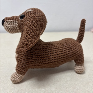 Horgolt tacskó kutyus BARNA - játék & sport - plüssállat & játékfigura - kutya - Meska.hu