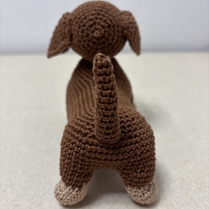 Horgolt tacskó kutyus BARNA - játék & sport - plüssállat & játékfigura - kutya - Meska.hu