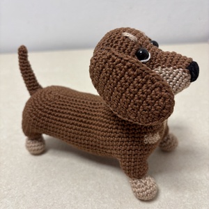 Horgolt tacskó kutyus BARNA - játék & sport - plüssállat & játékfigura - kutya - Meska.hu