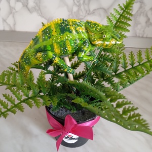 Egyedi, kézműves művirág cserépben  Zöld Kaméleonos díszítéssel - otthon & életmód - dekoráció - asztal és polc dekoráció - florárium, terrárium - Meska.hu