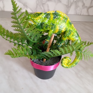 Egyedi, kézműves művirág cserépben  Zöld Kaméleonos díszítéssel - otthon & életmód - dekoráció - asztal és polc dekoráció - florárium, terrárium - Meska.hu