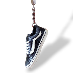 Vans stílusú cipő kulcstartó  egyedi kézzel készült miniatűr cipő, ajándék férfiaknak és nőknek - táska & tok - kulcstartó & táskadísz - kulcstartó - Meska.hu