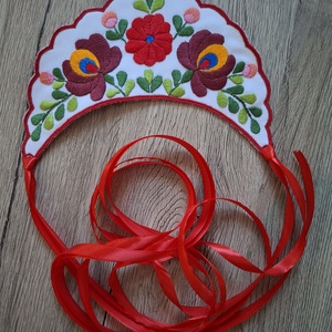 Matyó mintás párta, Esküvő, Ruha, Menyecske ruha, Hímzés, Menyecskeruhához, népviselethez, tüneményes matyó párta:) Kézi hímzésű. Hátulján filc anyag van.
A ..., MESKA