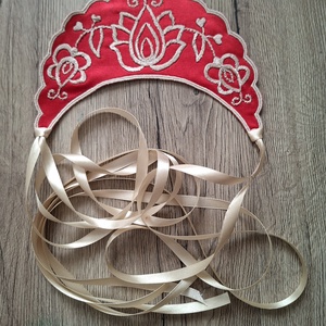 Párta, Esküvő, Ruha, Menyecske ruha, Hímzés, Menyecskeruhához, népviselethez, tüneményes párta:) Kézi hímzésű. Hátulján filc anyag van.
A magass..., MESKA