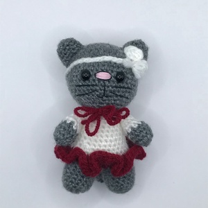 Cica lány masnival,  piros szoknyában - Meska.hu