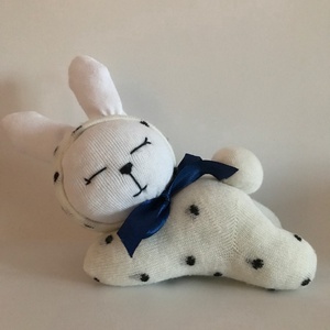 Alvó Pöttyös nyuszi - Meska.hu