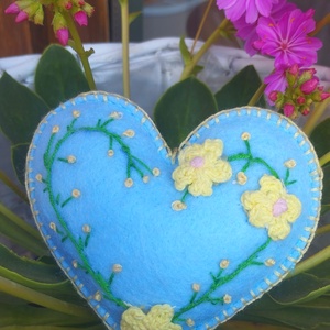 Anyák napi hímzett szívecske , Kellékek & szerszámok, Dekorációs kellékek, Dekorfenyő, Varrás, MESKA