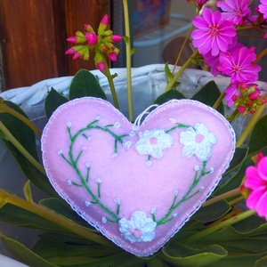 Anyák napi hímzett szívecske  - kellékek & szerszámok - dekorációs kellékek - dekorfenyő - Meska.hu