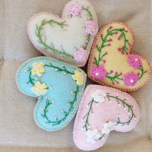 Anyák napi hímzett szívecske  - kellékek & szerszámok - dekorációs kellékek - dekorfenyő - Meska.hu