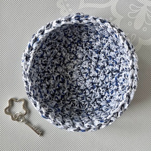 Kézzel horgolt kosár különleges pasztell fonalból - kulcstartó, ékszertartó, papírzsepkendőtartó, vagy reggelihez - otthon & életmód - tárolás & rendszerezés - tárolókosár - Meska.hu