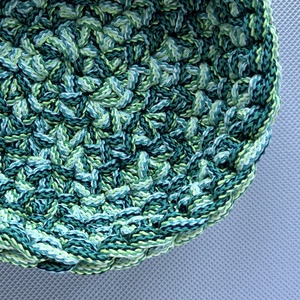 Kézzel horgolt kosár különleges színes fonalból - kulcstartó, ékszertartó, papírzsepitartó, szemüvegtartó, és reggelihez - otthon & életmód - tárolás & rendszerezés - tárolókosár - Meska.hu