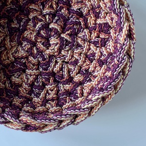 Kézzel horgolt kosár különleges színes fonalból - kulcstartó, ékszertartó, papírzsepitartó, szemüvegtartó, és reggelihez - otthon & életmód - tárolás & rendszerezés - tárolókosár - Meska.hu