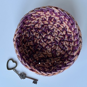 Kézzel horgolt kosár különleges színes fonalból - kulcstartó, ékszertartó, papírzsepitartó, szemüvegtartó, és reggelihez - otthon & életmód - tárolás & rendszerezés - tárolókosár - Meska.hu