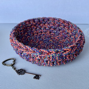 Kézzel horgolt kosár különleges színes fonalból - kulcstartó, ékszertartó, papírzsepitartó, szemüvegtartó, és reggelihez - otthon & életmód - tárolás & rendszerezés - tárolókosár - Meska.hu