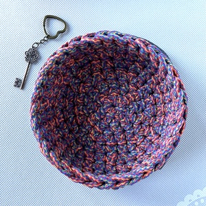 Kézzel horgolt kosár különleges színes fonalból - kulcstartó, ékszertartó, papírzsepitartó, szemüvegtartó, és reggelihez - otthon & életmód - tárolás & rendszerezés - tárolókosár - Meska.hu
