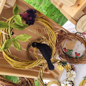 Vadszőlő koszorú nemezelt feketerigóval � természetes ajtódísz fészekkel, 20 cm - Meska.hu