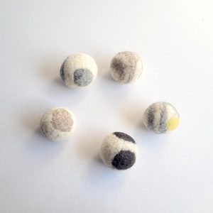 Természetes nemez macskajáték diócsörgővel � kézműves gyapjú labda cicáknak (4�7 cm) - otthon & életmód - kisállatoknak - cicáknak & macskáknak - Meska.hu