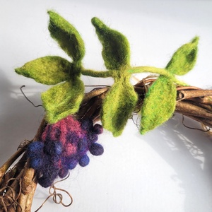 Vadszőlő koszorú nemezelt feketerigóval � természetes ajtódísz fészekkel, 20 cm - otthon & életmód - dekoráció - ajtó- és ablak dekoráció - ajtódísz & kopogtató - Meska.hu