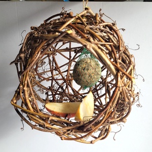 Vadszőlő indákból szőtt gömb alakú kézműves madáretető, Otthon & Életmód, Ház & Kert, Madáretető & Itató, Kosárfonás, Famegmunkálás, MESKA