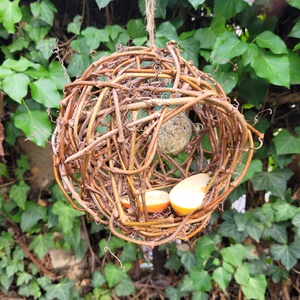 Vadszőlő indákból szőtt gömb alakú kézműves madáretető - otthon & életmód - ház & kert - madáretető & itató - Meska.hu