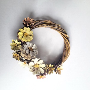 Természetes ajtódísz pasztell fenyőtoboz virágokkal � Isten hozott, 25 cm - otthon & életmód - dekoráció - ajtó- és ablak dekoráció - ajtódísz & kopogtató - Meska.hu