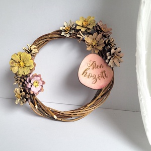 Természetes ajtódísz pasztell fenyőtoboz virágokkal � Isten hozott, 25 cm - otthon & életmód - dekoráció - ajtó- és ablak dekoráció - ajtódísz & kopogtató - Meska.hu