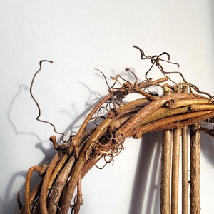 Kézműves adventi koszorú alap vadszőlőből és mogyorófaágból � körkereszt szimbólummal (25�28 cm) - karácsony - adventi díszek - adventi koszorú - Meska.hu