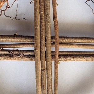 Kézműves adventi koszorú alap vadszőlőből és mogyorófaágból � körkereszt szimbólummal (25�28 cm) - karácsony - adventi díszek - adventi koszorú - Meska.hu