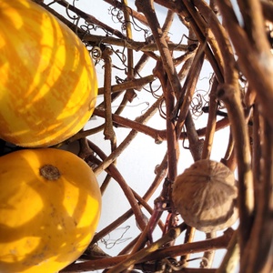 Kézműves vadszőlő kosár � természetes évszaknak megfelelő dekoráció (20�20 cm) - tavasz, nyár, ősz, tél - kellékek & szerszámok - dekorációs kellékek - vesszőlabda - Meska.hu