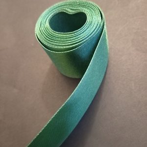 4 cm vastagságú zöld színű szatén szalag 3 méteres - kellékek & szerszámok - rövidáru - szalag, pánt - szatén szalag - Meska.hu