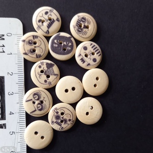 Cicás mintájú 1,5 cm átmérőjű fa gomb, dekorációs alapanyag, kellék csomag  - kellékek & szerszámok - hobby fa alapanyag - egyéb fatermék - Meska.hu