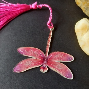 Szitakötő formájú akril könyvjelző pink színű bojttal - könyv & zene - könyvjelző - Meska.hu