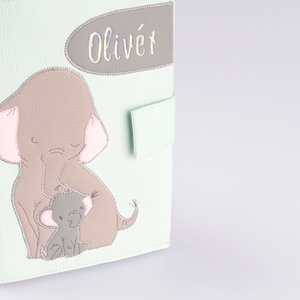 Menta alapon elefánt mintás egészségügyi kiskönyv borító és irattartó névhímzéssel - otthon & életmód - papír, írószer - Meska.hu