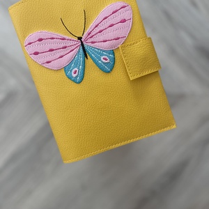 Sárga pillangós műbőr egészségügyi kiskönyv borító - táska & tok - pénztárca & más tok - kártyatartó & irattartó - Meska.hu