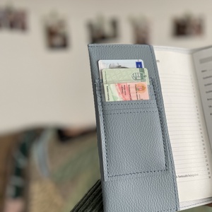 Acélkék alapon repülő mintás baba egészségügyi kiskönyv- és irattartó névvel hímezve - táska & tok - pénztárca & más tok - kártyatartó & irattartó - Meska.hu
