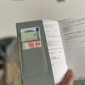 Keki zöld alapon dínó mintás egészségügyi kiskönyv borító és irattartó névhímzéssel - otthon & életmód - papír, írószer - egészségügyi kiskönyv borító - Meska.hu