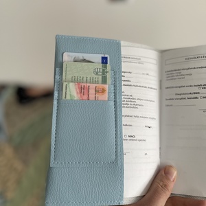 Világoskék alapon vonat mintás egészségügyi kiskönyv borító és irattartó műbőrből névhímzéssel - otthon & életmód - papír, írószer - egészségügyi kiskönyv borító - Meska.hu