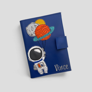 Sötétkék alapon asztronauta mintás egészségügyi kiskönyv borító és irattartó névhímzéssel, Otthon & Életmód, Papír, írószer, Egészségügyi kiskönyv borító, Varrás, Hímzés, MESKA