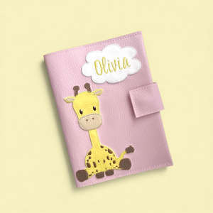 Púder alapon pasztell zsiráfos egészségügyi kiskönyv borító és irattartó névhímzéssel - Meska.hu